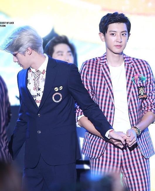 Chanhunsc's tweet photo. "Your hand fits in mine like it's just made for me. #찬열 #세훈 #chanhun #EXO_SC #SEHUN #CHANYEOL https://t.co/tIDmorgLNP