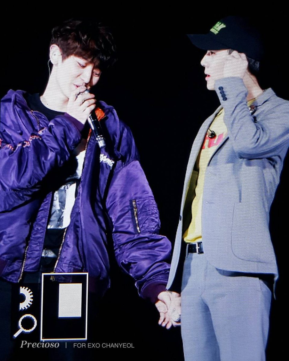 Chanhunsc's tweet photo. "Your hand fits in mine like it's just made for me. #찬열 #세훈 #chanhun #EXO_SC #SEHUN #CHANYEOL https://t.co/tIDmorgLNP