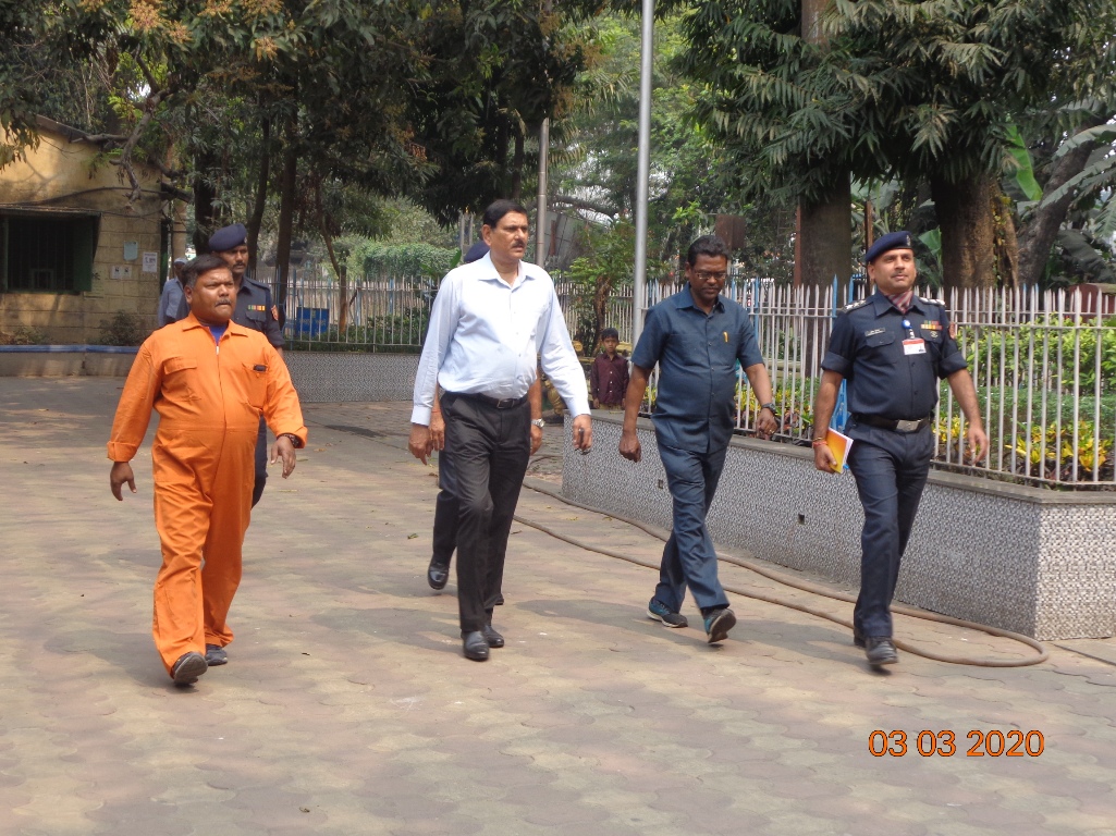 seaexplorersins's tweet photo. Shri Manoj Kumar Yadav, Deputy Inspector General (Trg), NDRF along with Shri. Nishit Upadhyay, Commandant, 2ndBNNDRF Kolkata, visited the Institute on 3rd March 2020 for inspection of the training of the Disaster Management (Flood Rescue) training course of the Institute https://t.co/ZvZ0BC0bck
