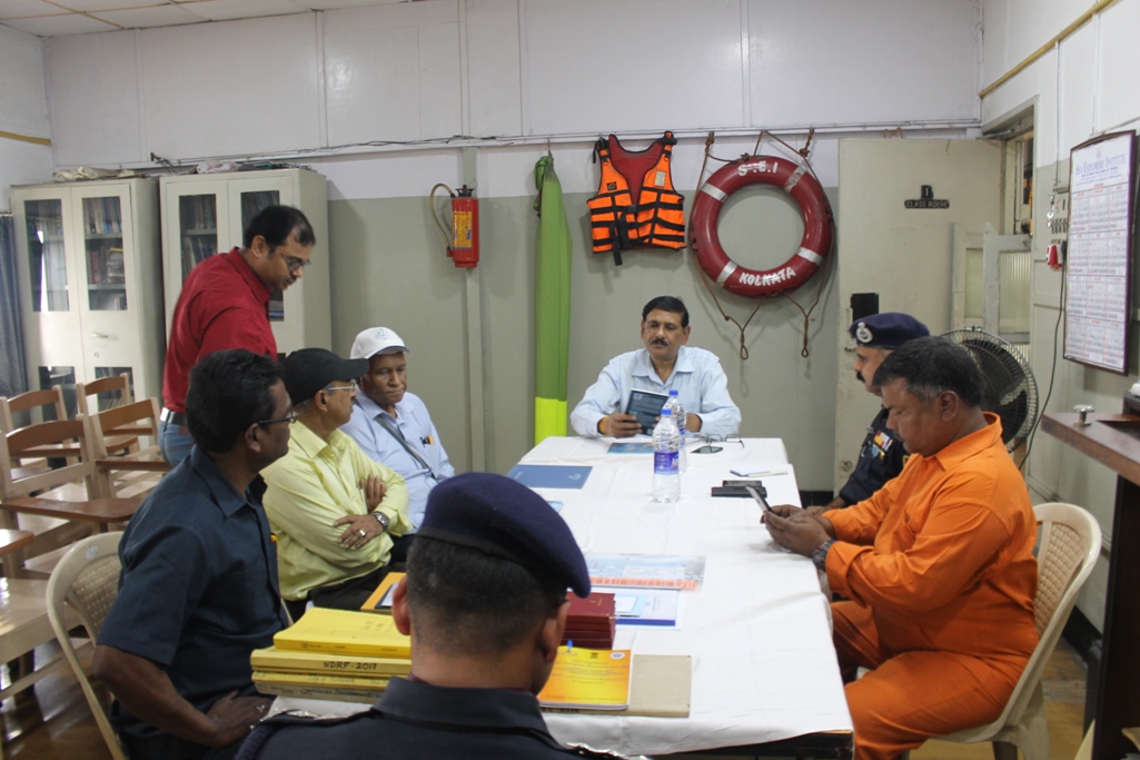 seaexplorersins's tweet photo. Shri Manoj Kumar Yadav, Deputy Inspector General (Trg), NDRF along with Shri. Nishit Upadhyay, Commandant, 2ndBNNDRF Kolkata, visited the Institute on 3rd March 2020 for inspection of the training of the Disaster Management (Flood Rescue) training course of the Institute https://t.co/ZvZ0BC0bck