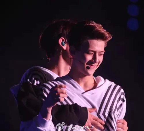 Chanhunsc's tweet photo. "mine to hold, forever"

 #chanhun  #찬열 #세훈 #EXO_SC #SEHUN #CHANYEOL https://t.co/zFzNpbQwG0