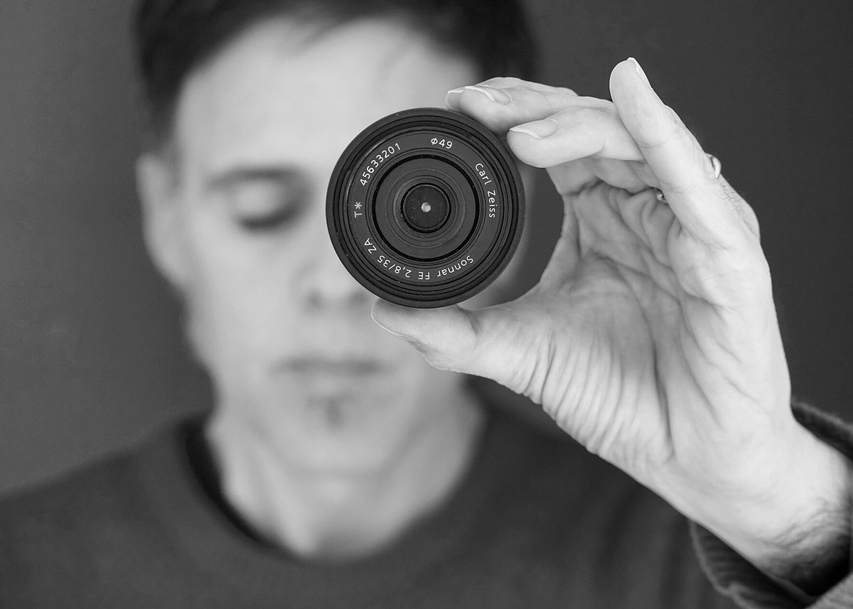 LAS FOTOS QUE NUNCA HICE es la historia de Carlos, un fotógrafo aficionado de Barcelona, sensible, inseguro y ligeramente hipocondríaco... Un don nadie, diría él. Alguien muy especial, creo yo...
Si te gusta leer y te gusta la fotografía, este es tú libro. ¿A qué esperas? ;)