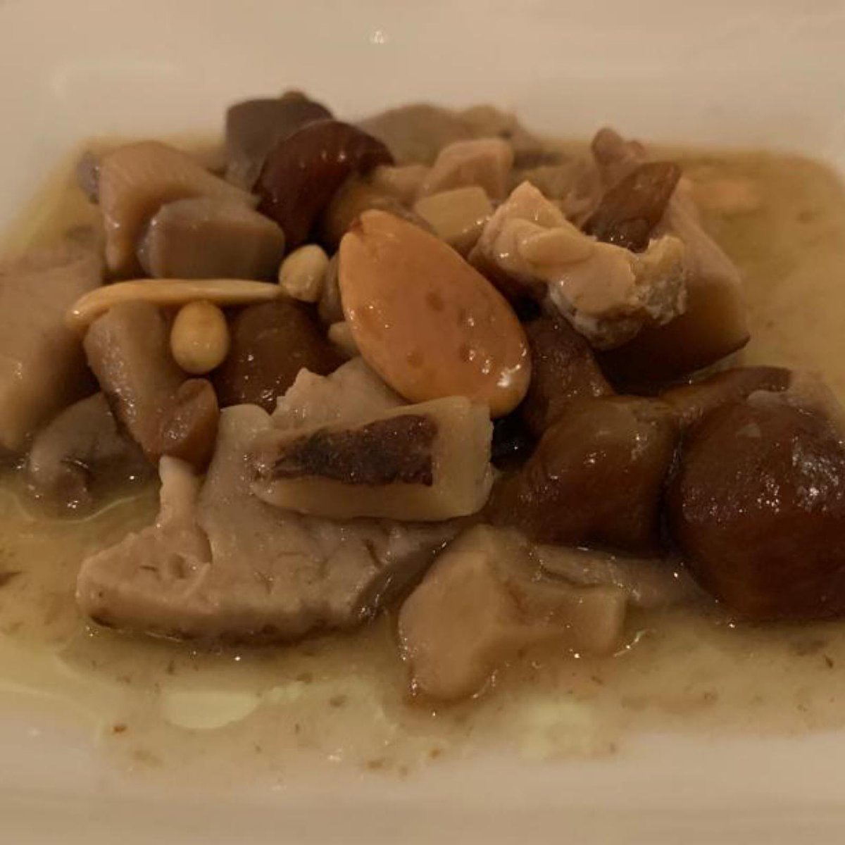 RestBolivar's tweet photo. 🥳¡Por fin viernes!🥳 Te esperamos para hincarle el diente al fin de semana 😋
📸 Setas con foie, vinagreta de almendras y piñones https://t.co/R6Q7CjtPy4