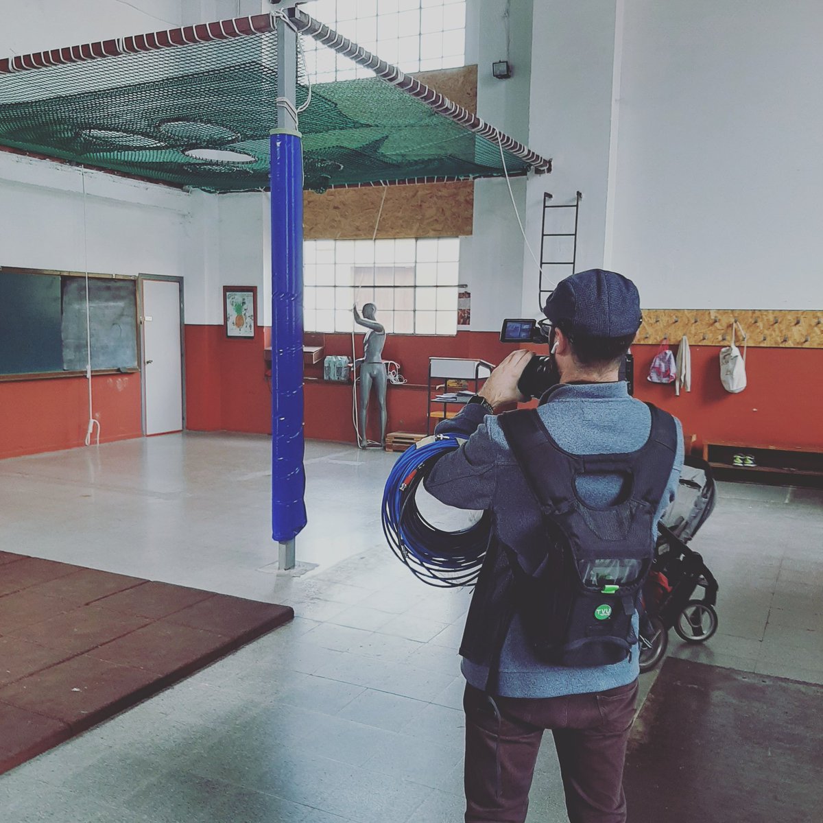 XerricsOlot's tweet photo. Ja han vingut els de @olotelevisio a fer les proves pel directe d'aquest vespre. Avui al programa @ConnecticatTV a partir de les 19h sortim els Xerrics!!!
#castells #castellers #castelleres #mainada #tronc #pinya #musics #assaig #sortimalatele #proves #tvolot #connecticat https://t.co/jHSCCZfqFc