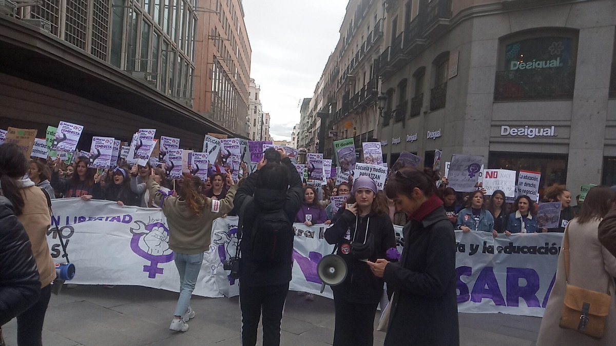 En la manifestación de <a href="/LibrsyCombativs/">Libres y Combativas</a>  Obreras y estudiantes, Unidas y adelante!! #6M #8M