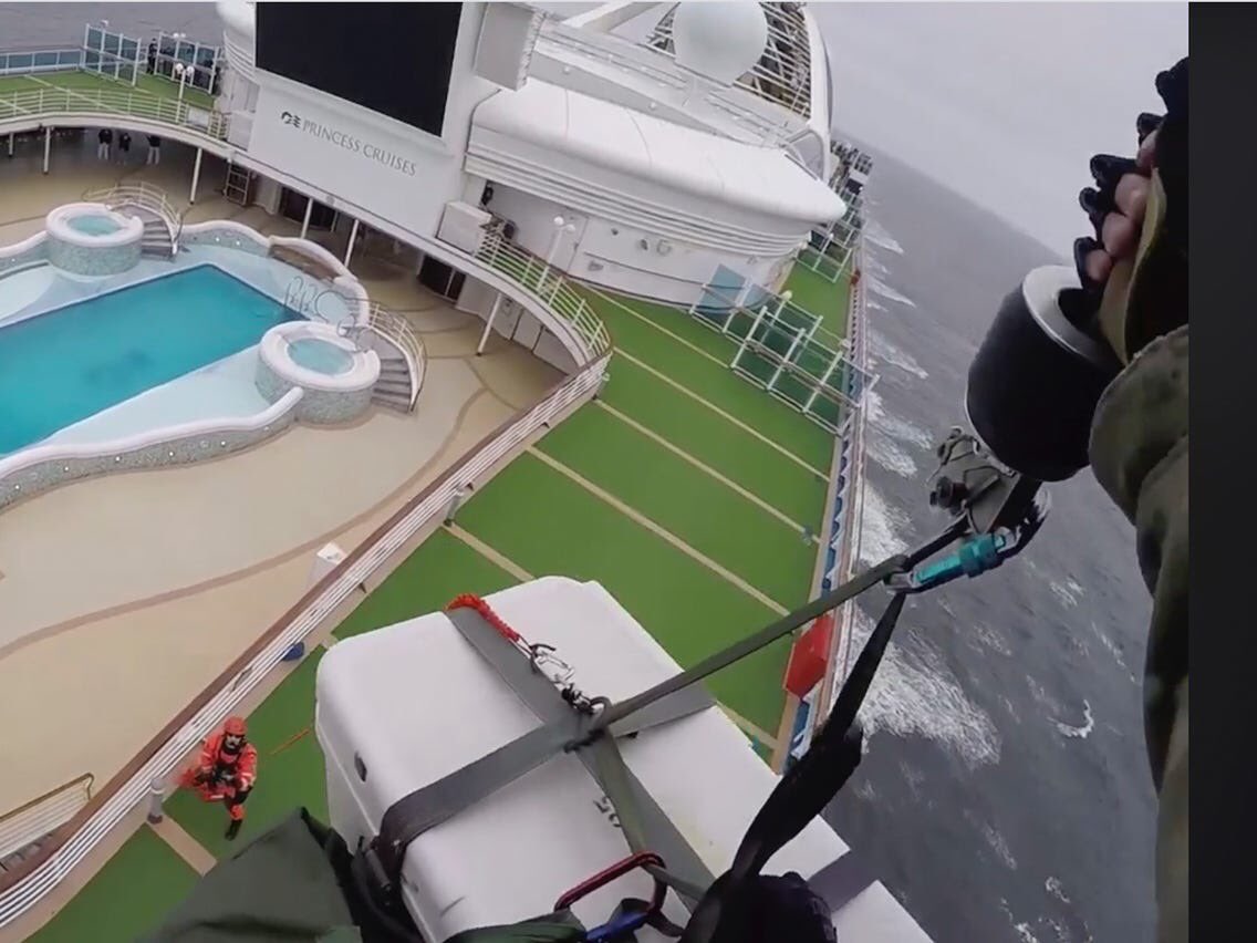 Crucero Grand Princess sigue fondeado en bahía de San Francisco sin poder desembarcar a espera de resultados sobre contagios Virus Corona. Guardacostas entrega kits para pruebas via helicóptero. Cubierta vacía.