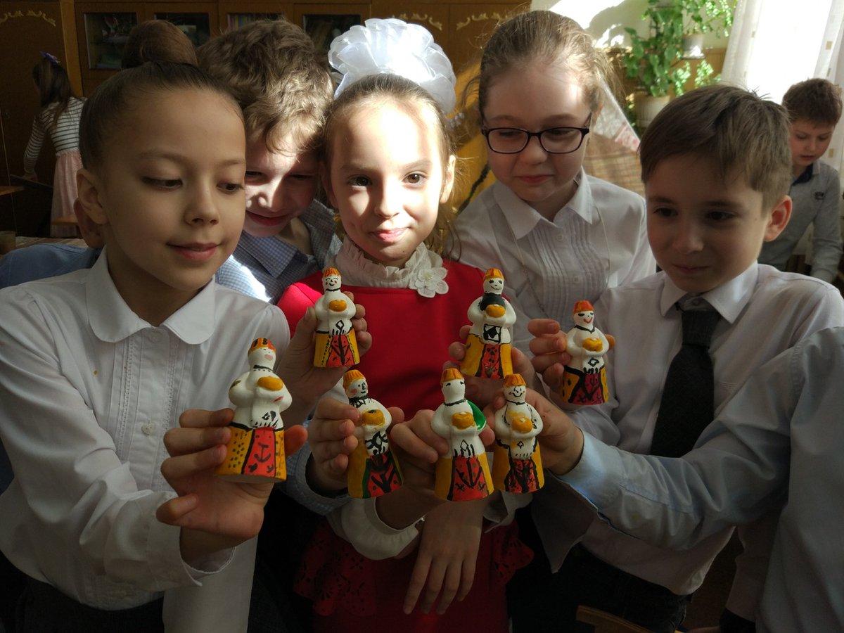 В предпраздничные дни сотрудники картинной галереи познакомили школьников с каргопольской игрушкой. Дети сами расписали изделие и остались довольны результатом. А лучшая награда для сотрудников музея – счастливые улыбки маленьких художников!