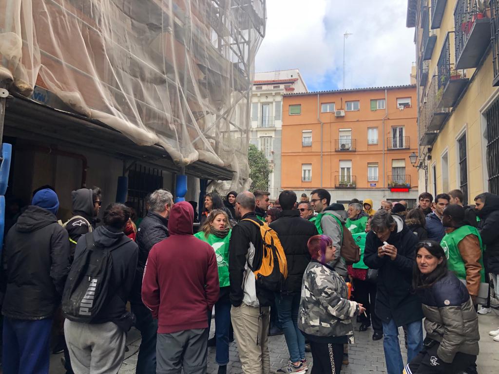 PAHCentroMadrid's tweet photo. Seguimos negociando y aguantando en la puerta.

#JavierSeQueda https://t.co/rpwFICMwXh