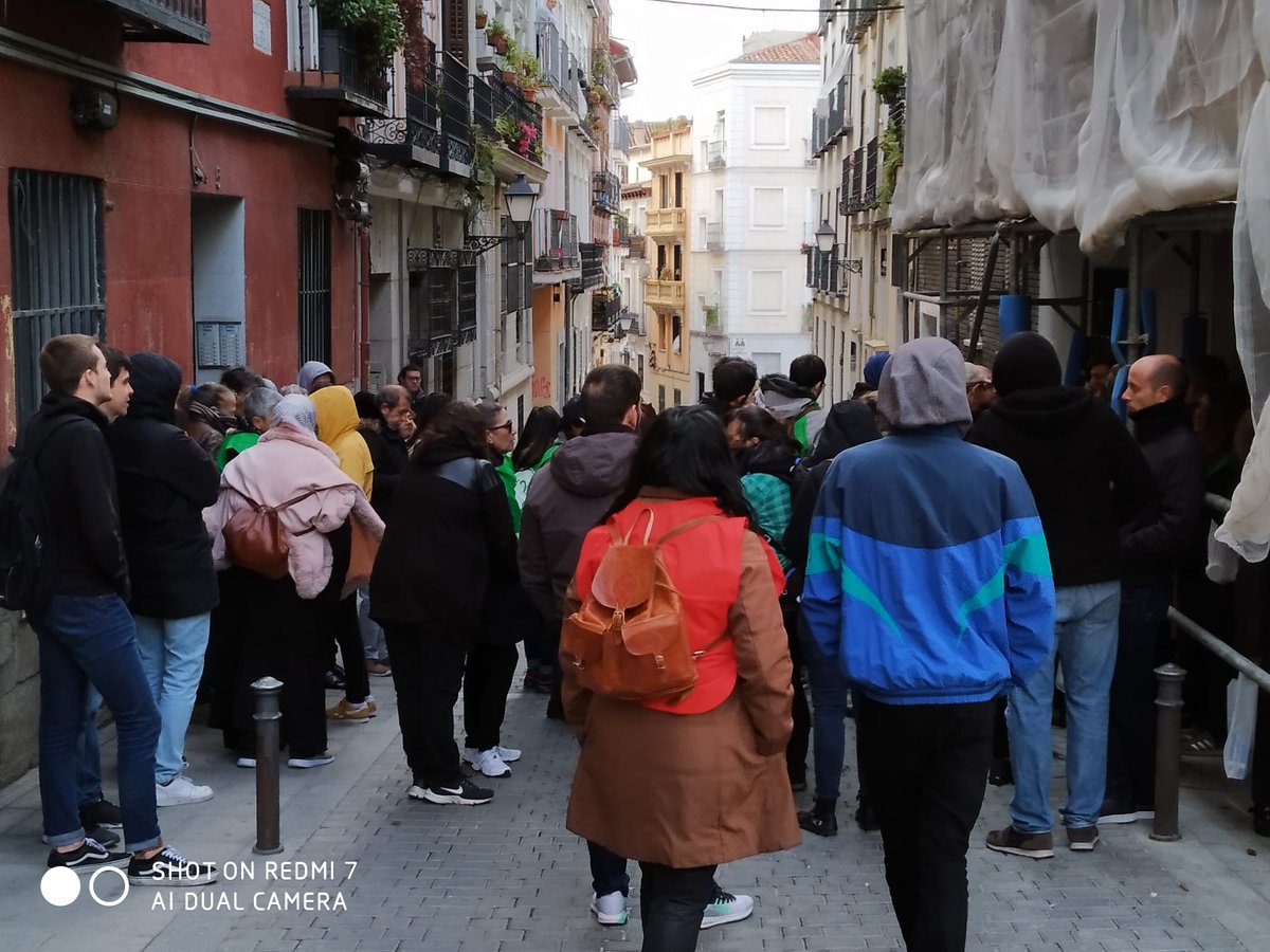 PAHCentroMadrid's tweet photo. Seguimos negociando y aguantando en la puerta.

#JavierSeQueda https://t.co/rpwFICMwXh