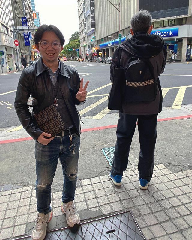AlexLiang031's tweet photo. 你知道
台北街頭一天會出現多少藝包包嗎？
你沒有想過，你只想到你自己 https://t.co/YVbv32hHaZ https://t.co/KARM5kCC8W