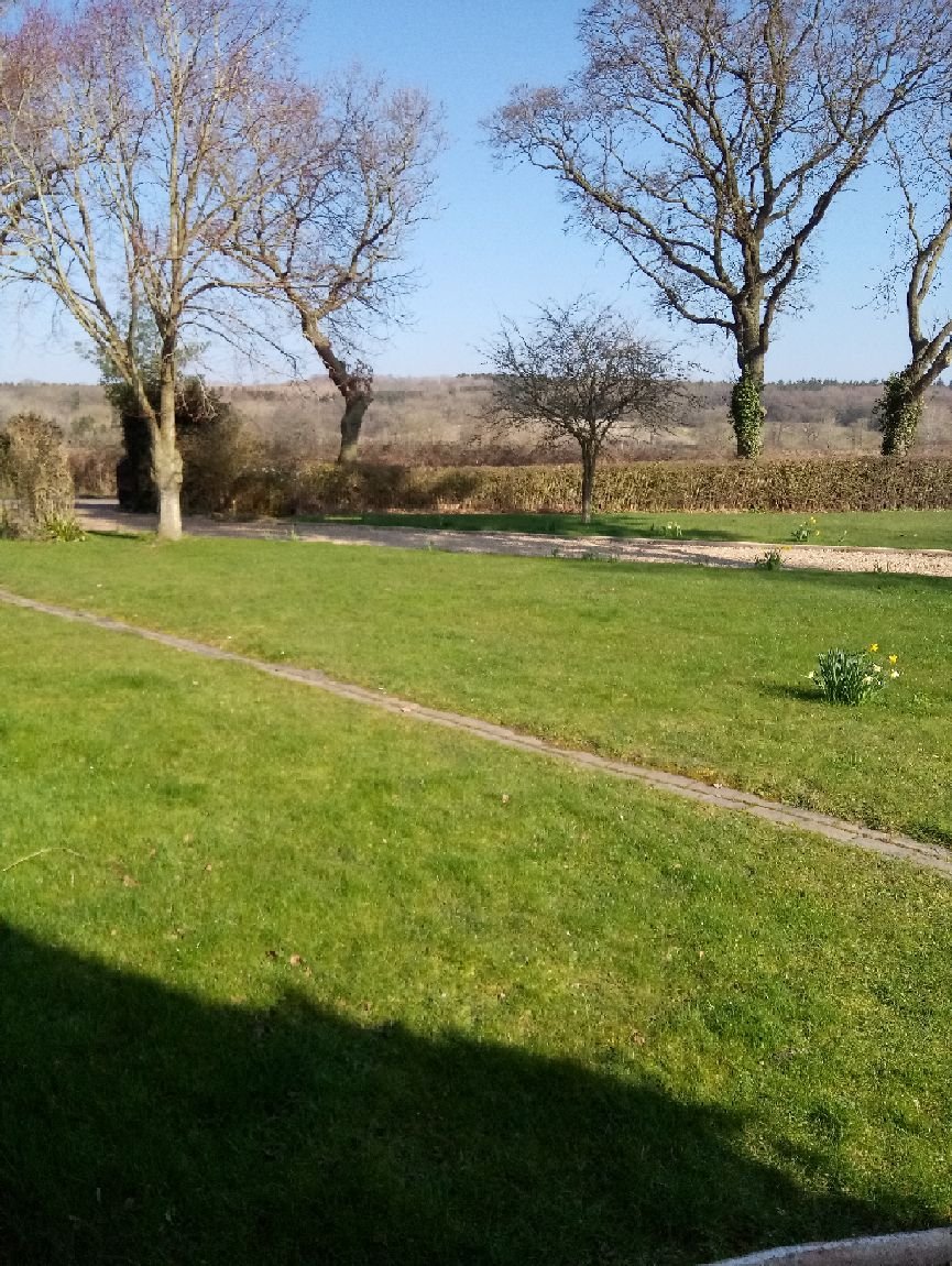 minxed159's tweet photo. Emailed a mate saying how sunny it is in Dudley and got this pic back - view from their front door in #Evesham. I may go over tonight and clang 'em round the noggin!
#viewenvy https://t.co/3H5Bp1pVnO