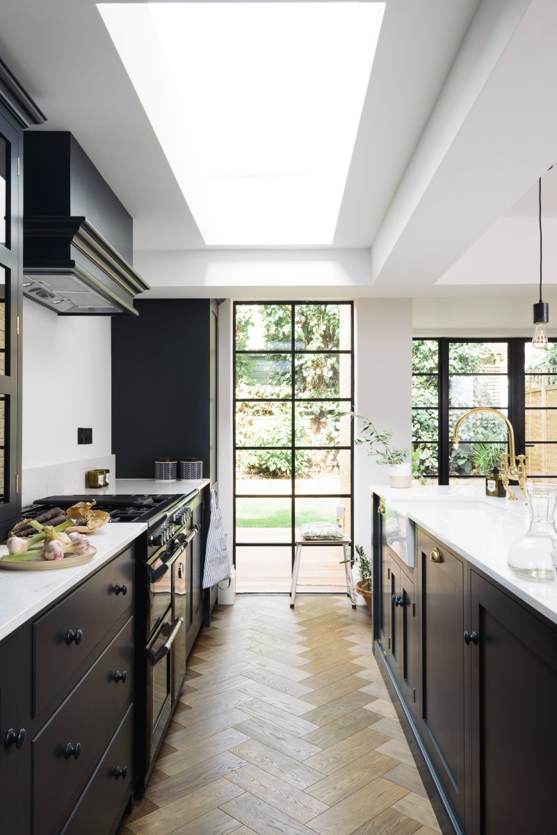 deVOLKitchens's tweet photo. #KitchenTour: Crisp white walls, deep blue cupboards, warm brass hardware, herringbone floors and Crittall style windows was crazy. This really is contemporary cool at its very best. #Shaker #LondonKitchen https://t.co/yhYPKrDbeI