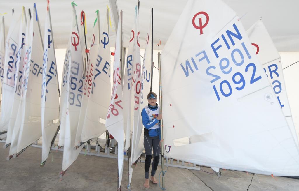 RCN_Valencia's tweet image. Con un viento que ha alcanzado los 16 nudos, el comité de la #Optiorangevalencia ha izado aplazamiento sobre H y la flota regresa a tierra donde esperarán a ver si hay condiciones. 
@RCN_Valencia @VolvoPentaEs