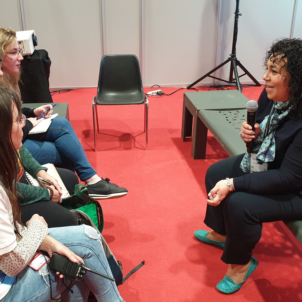 miranosyunete's tweet photo. Una cercana y positiva experiencia educativa de manos de @marlarena.mayo
Hoy con @miranosyunete en @ifemaferiademadrid al #CongresoRed2020 #MYURED2020 #Interdidac2020
Una experiencia de #EducaciónDeBarrio https://t.co/A0ueOKrUNg