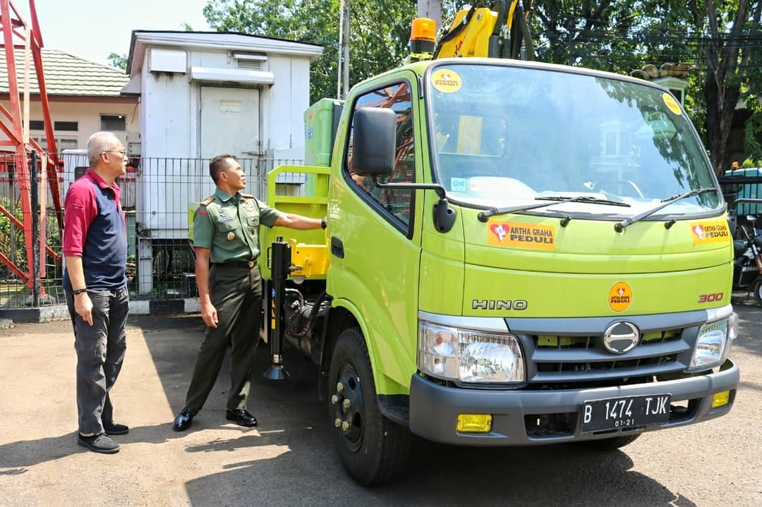 agpeduli's tweet photo. AGP menyerahkan satu truk sky lift kepada Akademi Militer Magelang. Truk yang dibutuhkan di lingkungan Akmil Magelang itu diserahkan di Makodim 0502 / Jakarta Utara Jalan Yos Sudarso, Sungai Bambu, Tanjung Priok, RT.10/RW.6, Sungai Bambu, Tanjung Priok pada Jumat (6/3/2020). https://t.co/nFmMnEpdnX