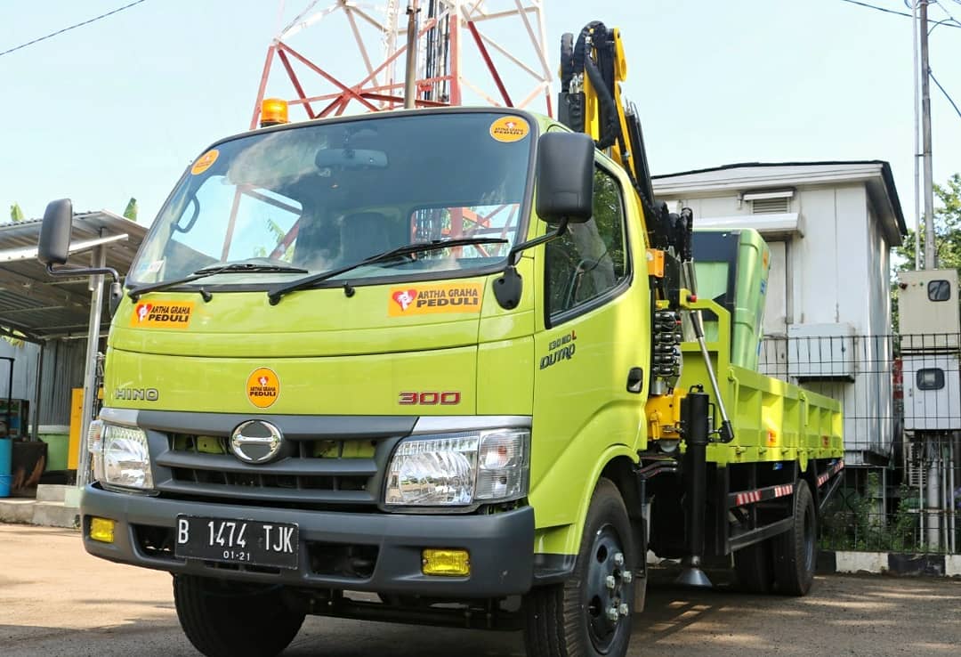 agpeduli's tweet photo. AGP menyerahkan satu truk sky lift kepada Akademi Militer Magelang. Truk yang dibutuhkan di lingkungan Akmil Magelang itu diserahkan di Makodim 0502 / Jakarta Utara Jalan Yos Sudarso, Sungai Bambu, Tanjung Priok, RT.10/RW.6, Sungai Bambu, Tanjung Priok pada Jumat (6/3/2020). https://t.co/nFmMnEpdnX