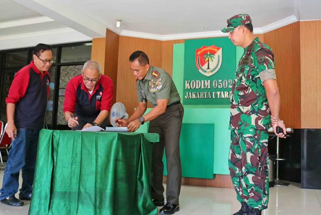 agpeduli's tweet photo. AGP menyerahkan satu truk sky lift kepada Akademi Militer Magelang. Truk yang dibutuhkan di lingkungan Akmil Magelang itu diserahkan di Makodim 0502 / Jakarta Utara Jalan Yos Sudarso, Sungai Bambu, Tanjung Priok, RT.10/RW.6, Sungai Bambu, Tanjung Priok pada Jumat (6/3/2020). https://t.co/nFmMnEpdnX