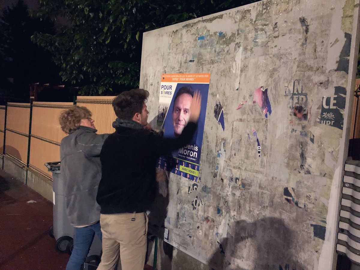PourSevres's tweet photo. Collage d’affiches de nuit. Avec le sourire ! #Municipales2020 #poursevres #sevres #elections #teamwork https://t.co/fdj7vkKz0E