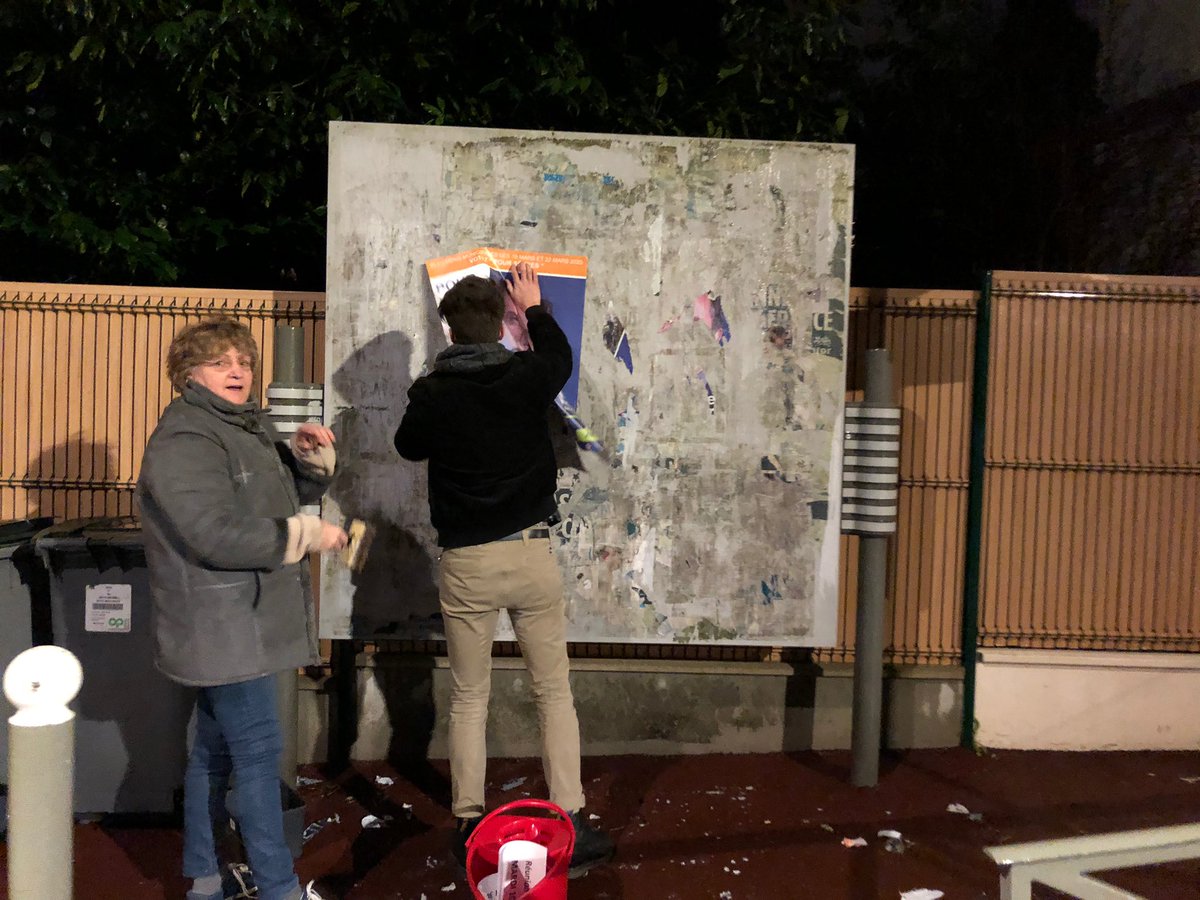 PourSevres's tweet photo. Collage d’affiches de nuit. Avec le sourire ! #Municipales2020 #poursevres #sevres #elections #teamwork https://t.co/fdj7vkKz0E