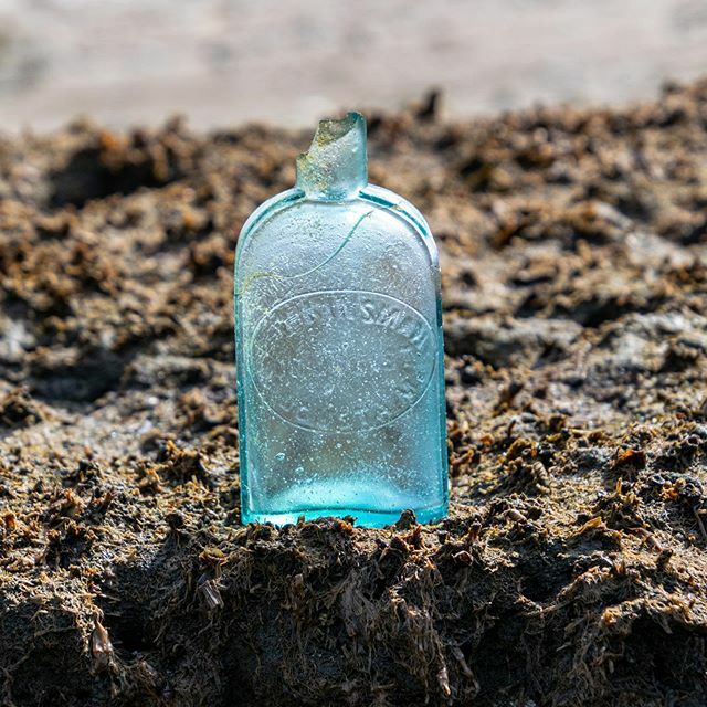 bpdesilets's tweet photo. Treasure! The print says, “F W Kinsman - Druggist - Augusta ME”. Based on info and pics online I estimate it to be from the early 1900’s. Unfortunately the neck is broken but the color is beautiful. 
#chatham #chathamma #capecod #bottle #treasure #beachc… https://t.co/24FAMbDrOu https://t.co/KlEp5bnXh6