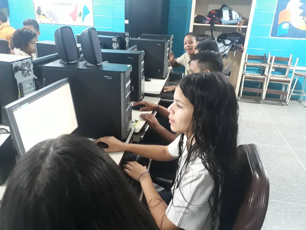 Fundabit_Yaracu's tweet photo. #06Mar ¡A casa llena! En el CBIT "Ferdinando Manto" empleamos las herramientas ofimáticas para la producción de trípticos, teniendo como temática el uso correcto de la Colección Bicentenario en el nivel de educación media general. @vane_prieto #ChávezPresenteYFuturo https://t.co/tsskBl1Kpl