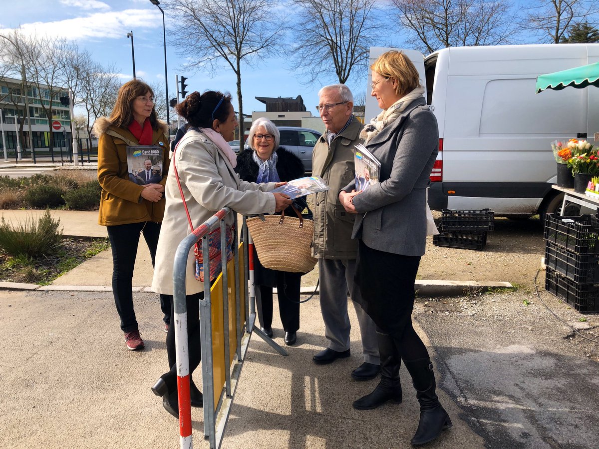 Hortense1's tweet photo. Échanges amicaux et détendus ce matin au marché de Menimur. Tout le monde est content de profiter d’un un rayon de soleil 🌞 #Vannes #DavidRobo2020 et son équipe à la rencontre des habitants https://t.co/TFVHGJh9eD