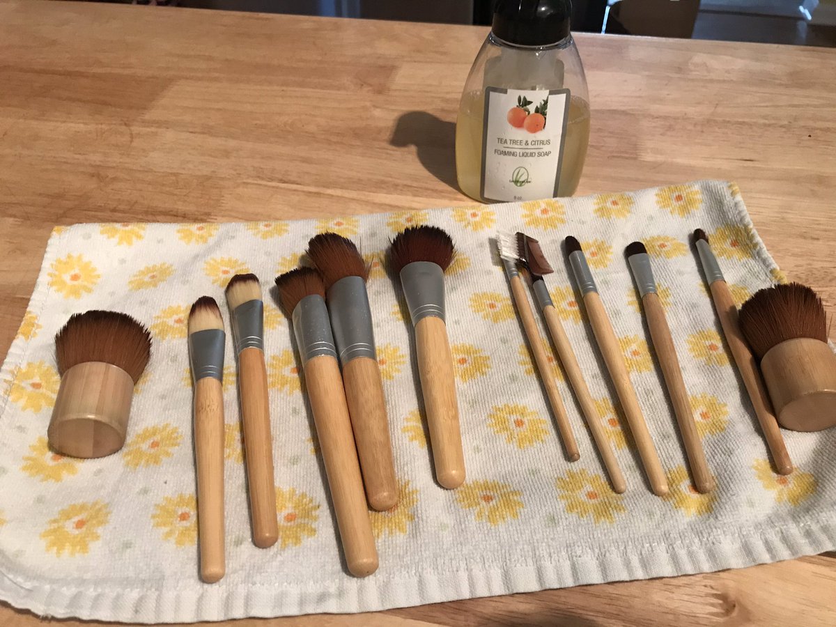NaturalSpaMama's tweet photo. Make sure to sanitize your makeup brushes regularly with a nontoxic cleanser. Brushes can harbor bacteria and other germs that then transfer to your skin.  This can lead to breakouts. https://t.co/jSWCcTUxe8