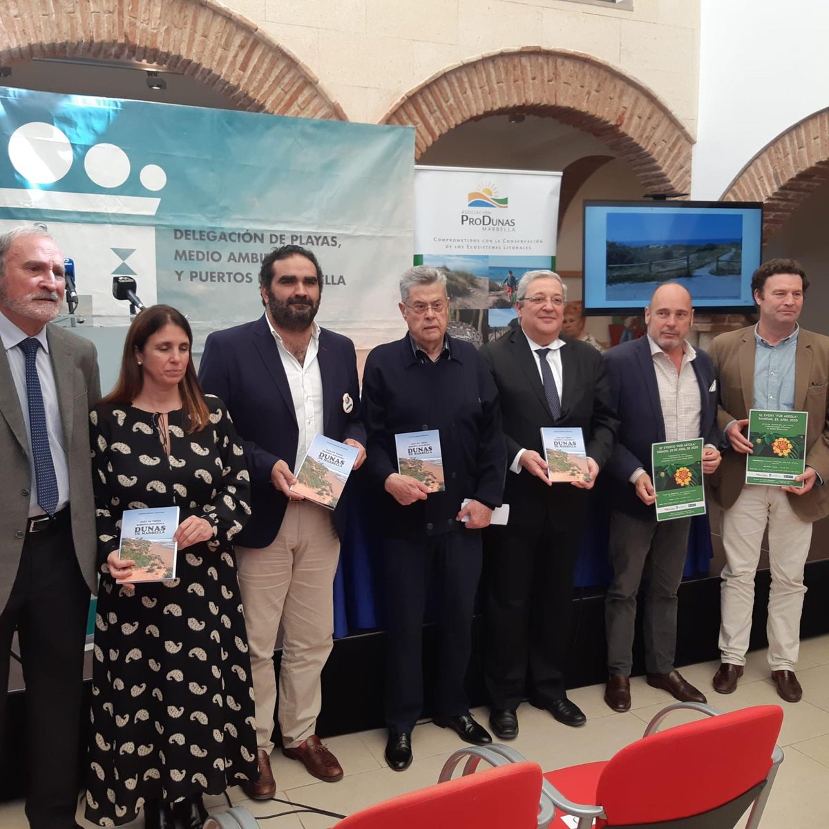 InfoHidralia's tweet photo. 📸 Hoy, en #Marbella, hemos presentado la 'Guía de visita de la reserva ecológica Dunas de Marbella' de la Asociación #ProDunas, en la que hemos colaborado
🌍 Estamos comprometidos con la conservación y la promoción de nuestro entorno natural
💧 #SomosMarbella https://t.co/hVQ2qyk4GH