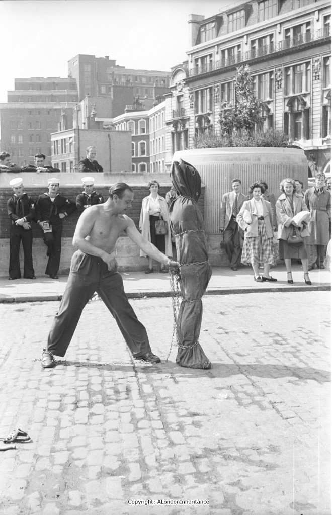 The Tower Hill Escapologist photographed in the early 1950s from my blog post at alondoninheritance.com/london-charact…