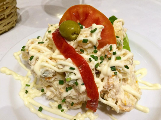 lonjamarbella's tweet photo. Ensaladilla rusa y Ensalada de tomate con anchoas. ¿Con cuál te quedas?

Aperitivos #Lalonja #Marbella https://t.co/o1OeOkrpu7