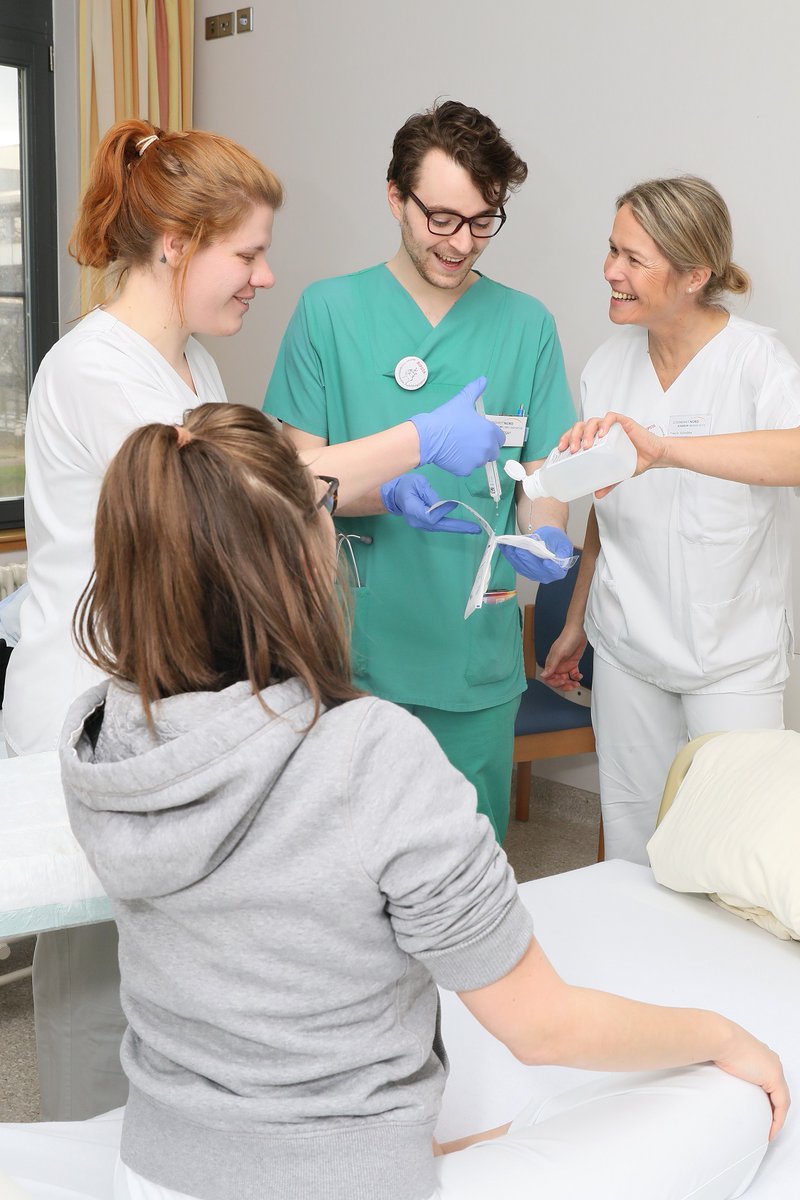 GesundheitNord's tweet photo. 👨⚕️👩⚕️#BIPSTA meets #Schulstation! Im #Klinikum Links der #Weser läuft gerade ein Pilotprojekt: Pflegeschüler und Medizinstudenten managen gemeinsam eine Chirurgie-Station. Mehr Infos darüber und den 1. Teil vom #Videotagebuch gibt es unter ⏩https://t.co/0Nm7D4WOR0 https://t.co/f4kss7NauR