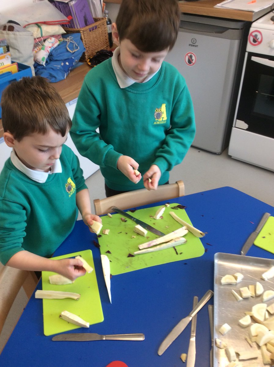 Acresfield1's tweet photo. Ready,Steady,Cook! The Tiger Cubs chopped,peeled and grated vegetables that came from the ground. These veggies were used to make a ‘Homemade Farm Soup’ and roasted tray bake. We are looking forward to tasting them later.#ReadySteadyCook #HealthyEating #getsettoeatfresh #aldi https://t.co/hl8QVk1fBT