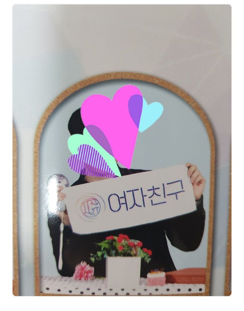 IEofgroup's tweet photo. 여자친구 은하가 응원봉과 슬로건을 들고 졸업사진을 찍은 고3 팬(버디)한테 남긴 말 https://t.co/PCSMg9K0Dv