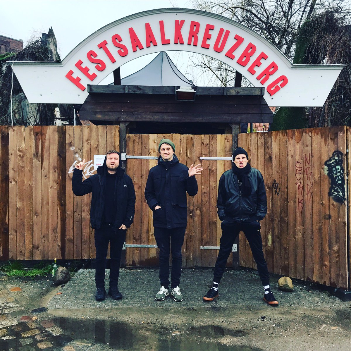 SCHMUTZKI's tweet photo. Heute BERLIN!!!
18:00 - Bierchen 
18:30 - Einlass 
19:30 - Circus Rhapsodie 
20:15 - Fugger
21:00 - SCHMUTZKI https://t.co/NIqXzvc8ko