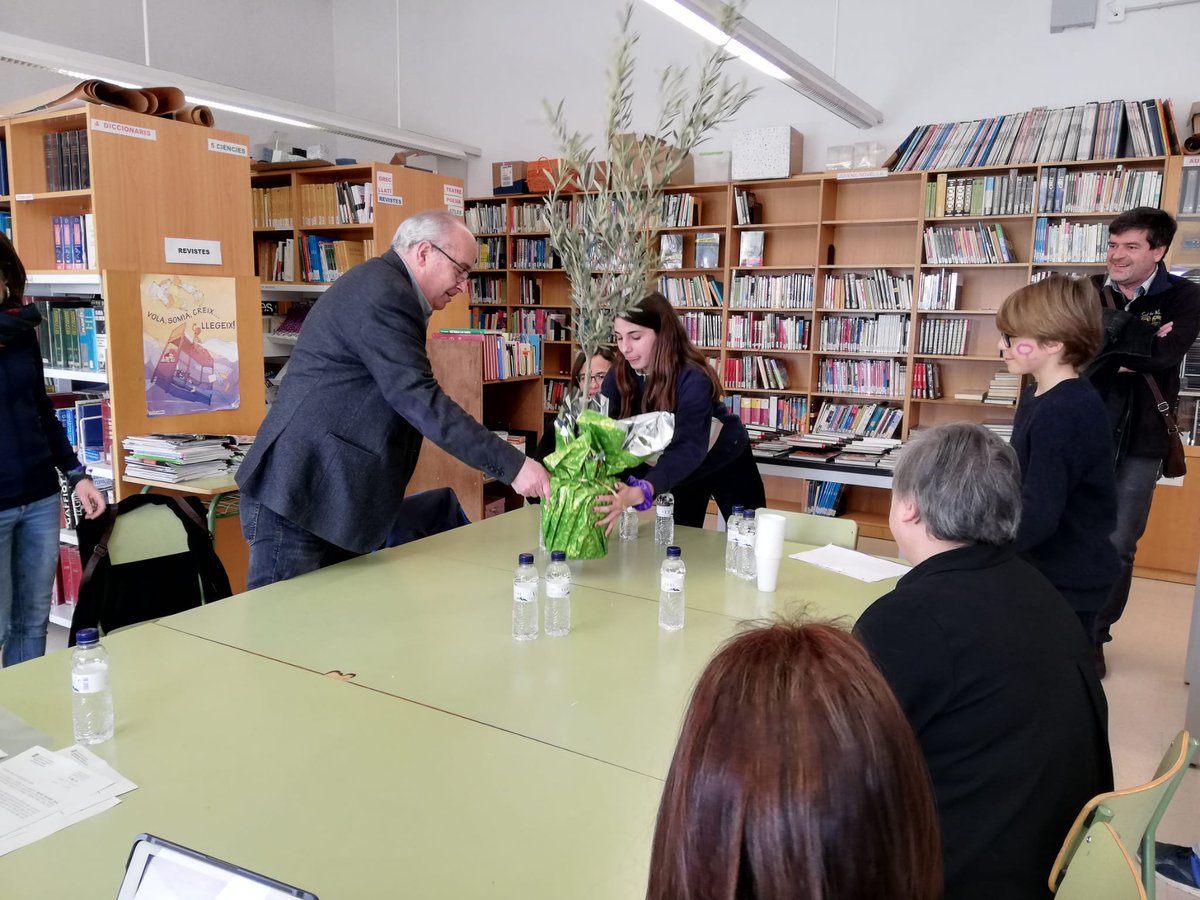 educaciocat's tweet photo. @JosepBargallo @AjEstany @AjMoia @Dionis7vetes @delcatcentral 📸 El #conseller @JosepBargallo ha visitat l'@InsMoianes de #Moià, que acull 431 alumnes de #secundària. Ha recorregut les aules i s'ha reunit amb l'equip directiu. L'alumnat d'#ESO li ha fet entrega d'una olivera 🌿 https://t.co/iQk3lulvWq