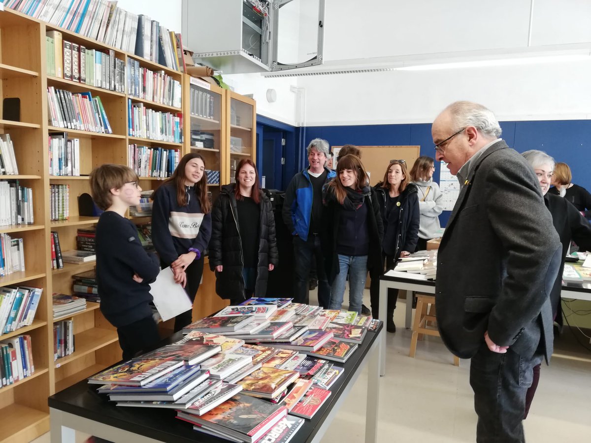 educaciocat's tweet photo. @JosepBargallo @AjEstany @AjMoia @Dionis7vetes @delcatcentral 📸 El #conseller @JosepBargallo ha visitat l'@InsMoianes de #Moià, que acull 431 alumnes de #secundària. Ha recorregut les aules i s'ha reunit amb l'equip directiu. L'alumnat d'#ESO li ha fet entrega d'una olivera 🌿 https://t.co/iQk3lulvWq