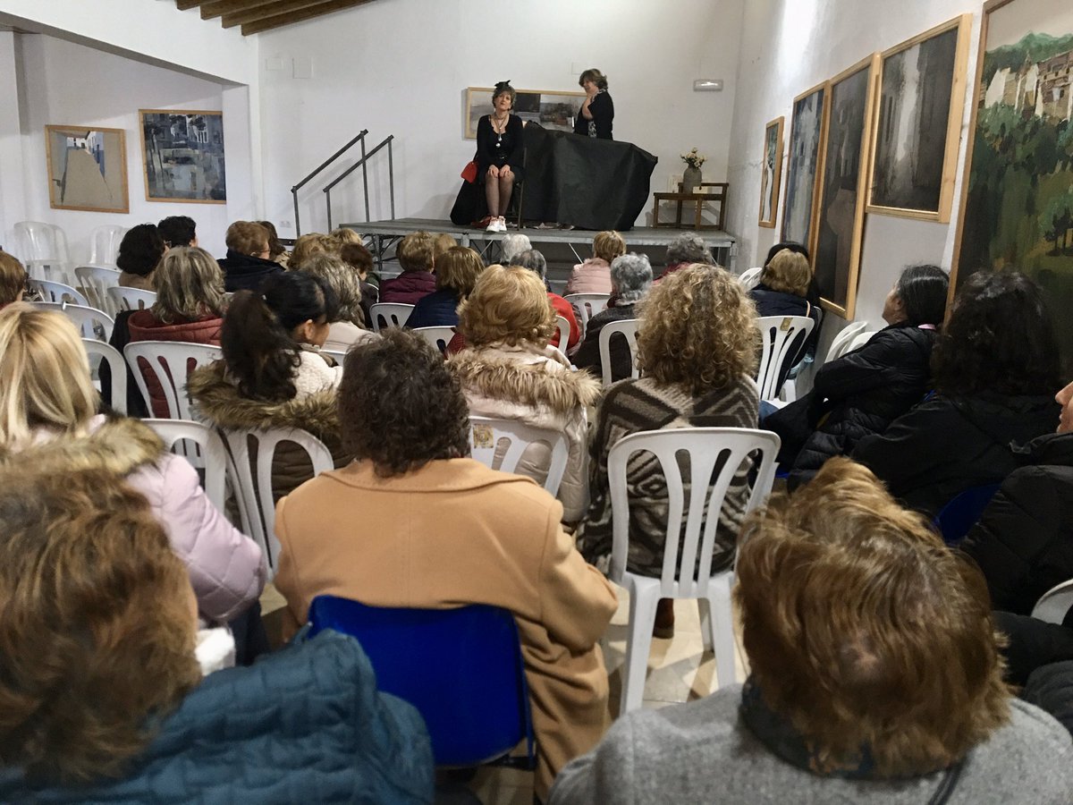 puntovuelaHS's tweet photo. Punto de humor protagonizado por la obra teatral de “Ellas y punto” en #IIIEncuentroMujeresGuadalinfo #cortelazor #guadalinfo https://t.co/Zp3O4sSK5b