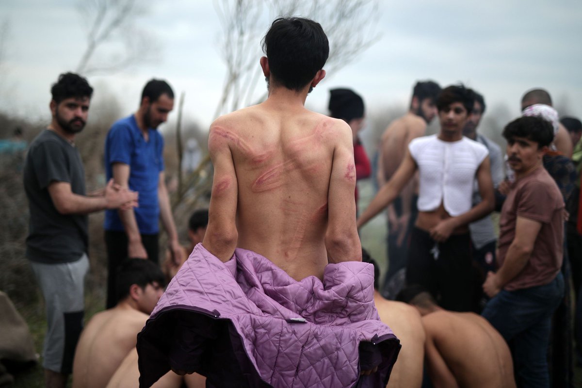 obk's tweet image. Ik hoorde de verhalen, nu is er beeld. Dit is wat de Grieken met vluchtelingen en migranten doen die de landgrens bij Pazarkule oversteken. Ze krijgen klappen, worden uitgekleed en zijn geld, papieren en telefoon kwijt. In onderbroek terug naar Turkije.