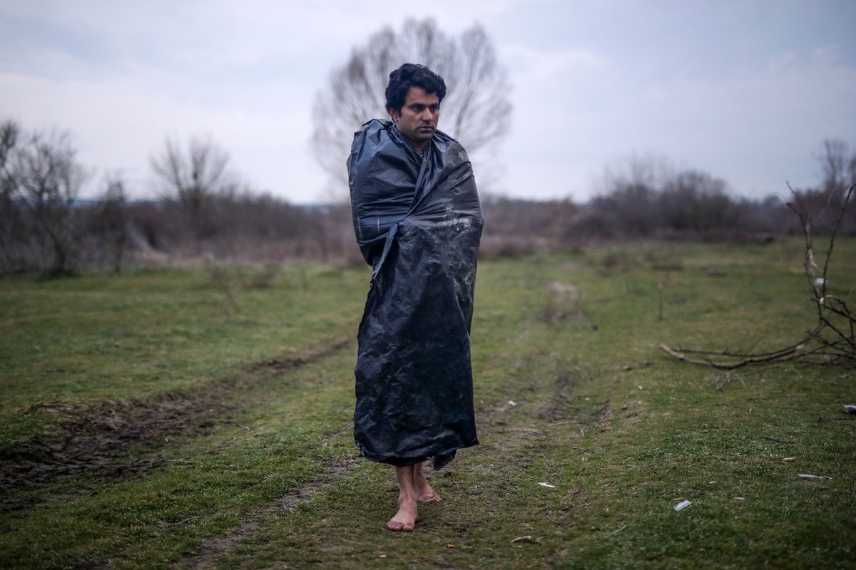 obk's tweet image. Ik hoorde de verhalen, nu is er beeld. Dit is wat de Grieken met vluchtelingen en migranten doen die de landgrens bij Pazarkule oversteken. Ze krijgen klappen, worden uitgekleed en zijn geld, papieren en telefoon kwijt. In onderbroek terug naar Turkije.