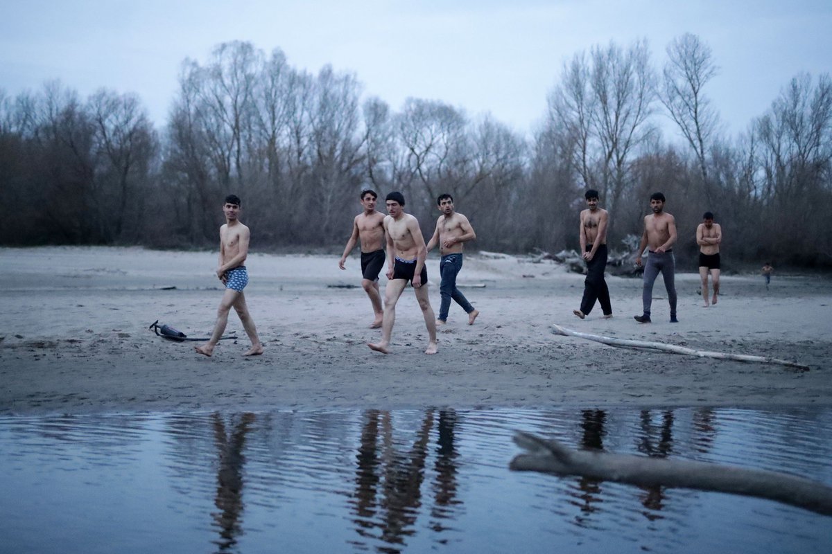 obk's tweet image. Ik hoorde de verhalen, nu is er beeld. Dit is wat de Grieken met vluchtelingen en migranten doen die de landgrens bij Pazarkule oversteken. Ze krijgen klappen, worden uitgekleed en zijn geld, papieren en telefoon kwijt. In onderbroek terug naar Turkije.