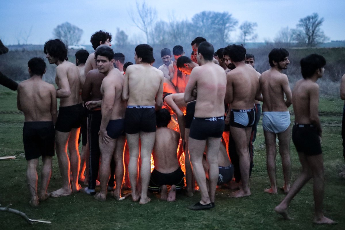 obk's tweet image. Ik hoorde de verhalen, nu is er beeld. Dit is wat de Grieken met vluchtelingen en migranten doen die de landgrens bij Pazarkule oversteken. Ze krijgen klappen, worden uitgekleed en zijn geld, papieren en telefoon kwijt. In onderbroek terug naar Turkije.