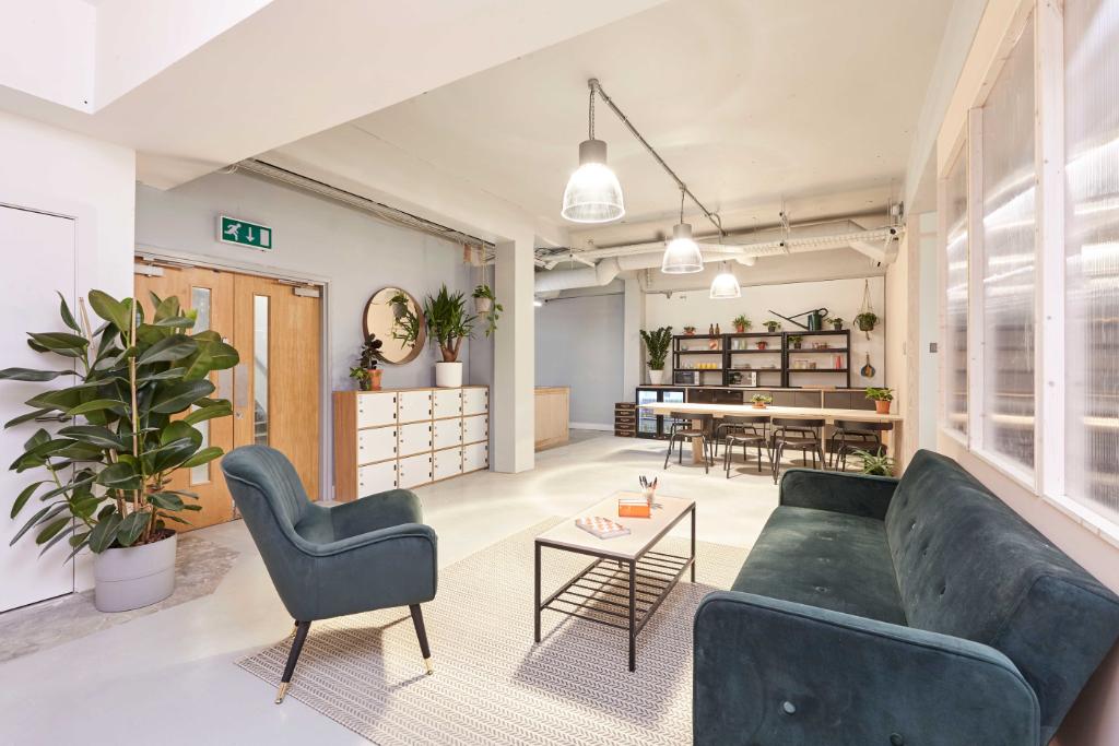 work_there's tweet photo. This inspiring workspace has just opened up in the heart of #Brixton, less than a minute from the station and close to Brixton Village. Members here can take advantage of meeting rooms, 24 hour access and free beer! https://t.co/5CDr0nlDes
#NewSpaceAlert #Flexibleoffice https://t.co/SRLn9C0xBJ
