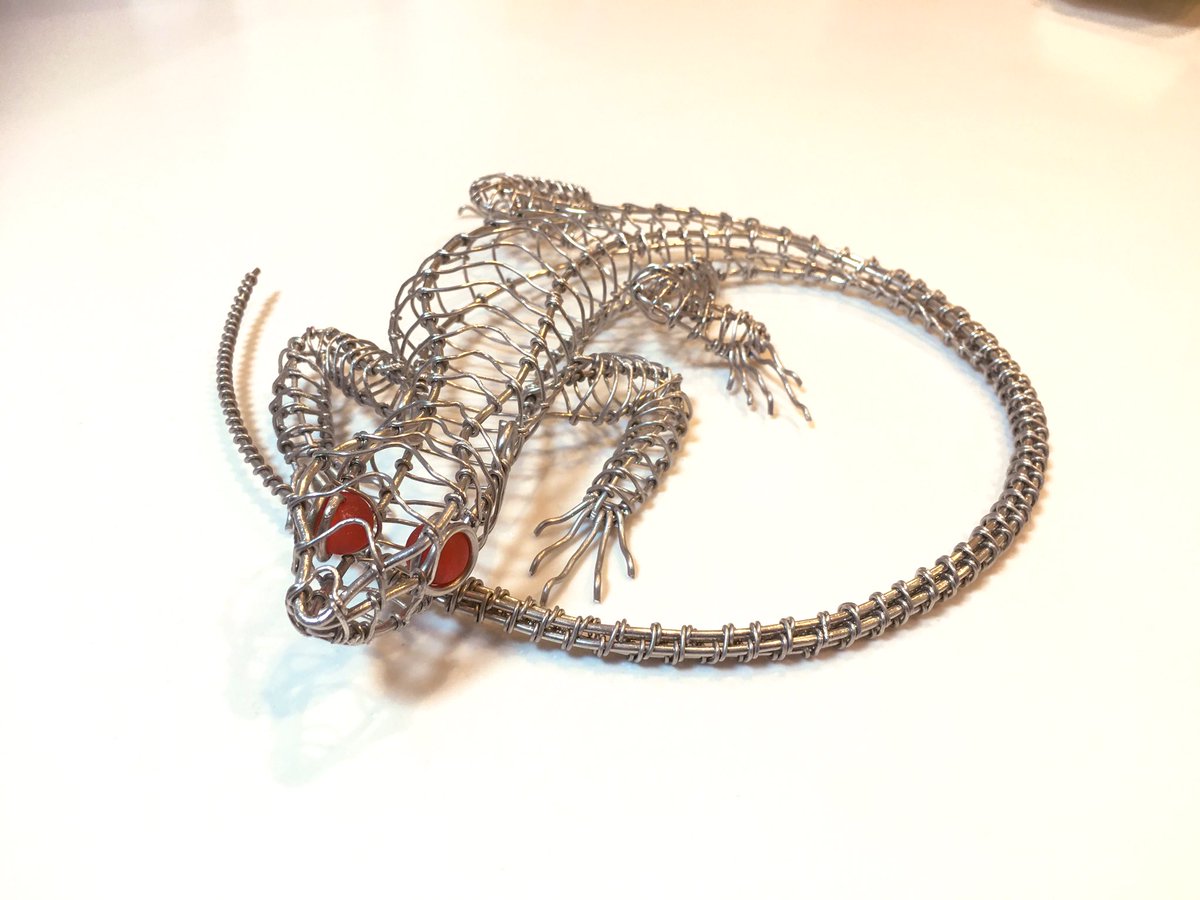 트위터의 チンアナゴ 針金アート 님 久しぶりの針金アートです 初めて昆虫以外を作らせてもらいました 目にビーズを使うのは初めてですが なかなか上手くできたと思ってます笑 トカゲ 針金アート ワイヤーアート