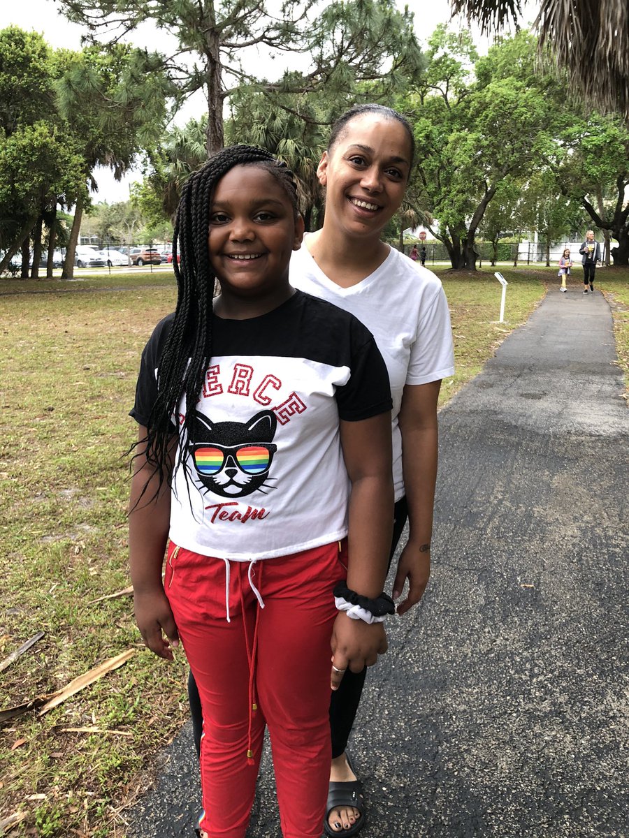 AllamandaES's tweet photo. Super special awesome family walk this morning! #fitness #health #wellness #mindbody 😍🚶‍♀️🚶🚶‍♂️🐝 https://t.co/qKLiPtqdWe