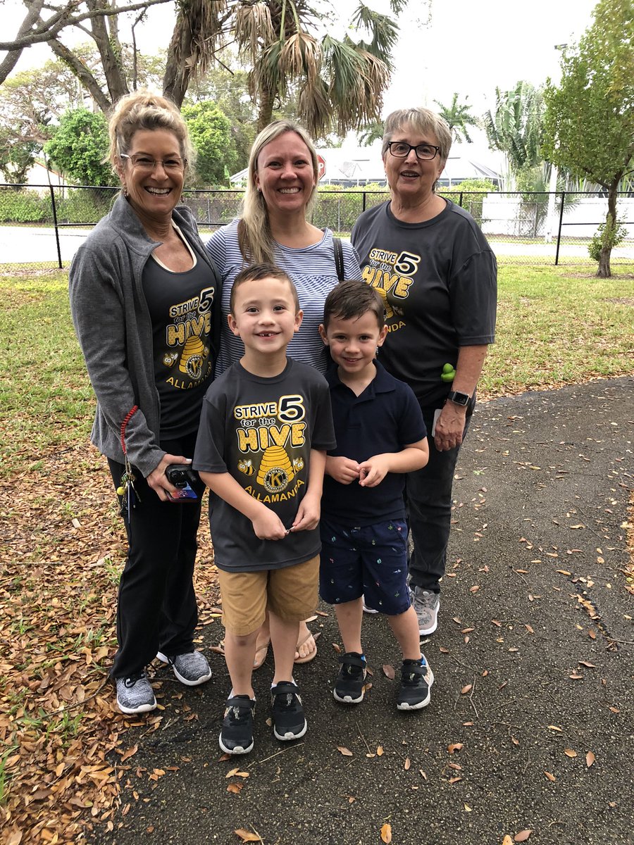 AllamandaES's tweet photo. Super special awesome family walk this morning! #fitness #health #wellness #mindbody 😍🚶‍♀️🚶🚶‍♂️🐝 https://t.co/qKLiPtqdWe