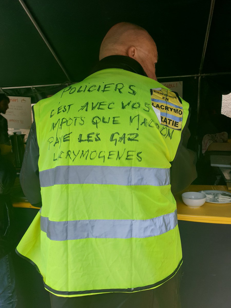 frederic_RTfr's tweet photo. Les #GiletsJaunes mandatés pour représenter leur groupe commencent à arriver des quatre coins de la France. 350 personnes sont attendues pendant les 3 jours de l'#ada5 https://t.co/TMPQ6PgQf7