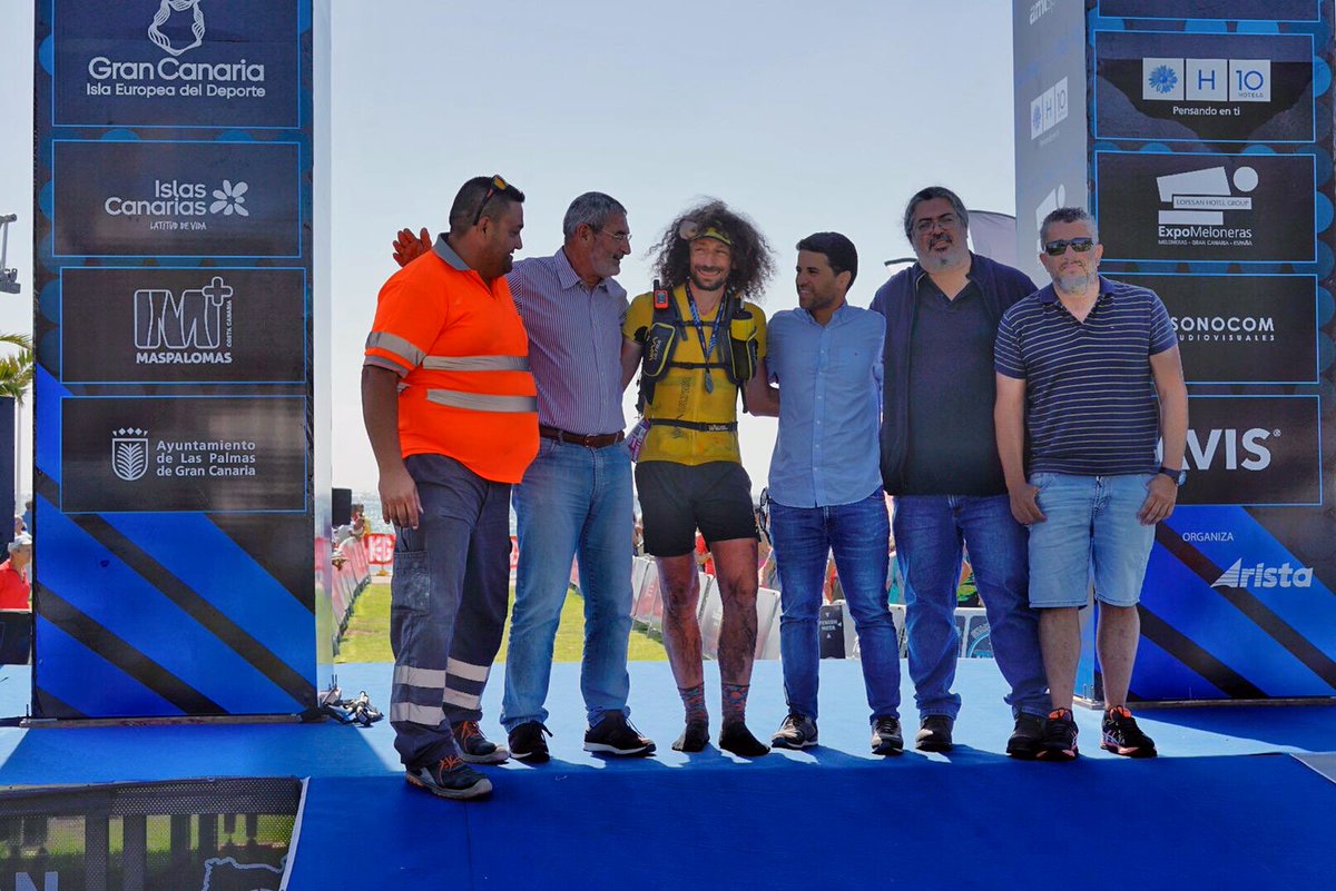 TransGC's tweet photo. #TGC360 Luca Papi el primero en estrenar la especimeta situada a los pies del Faro de #Maspalomas ☀️

Lo reciben varios miembros del ayuntamiento de de SB de Tirajana, su implicación ha sido fundamental para tener esta súper meta ⬇️ https://t.co/QIuIREwgsZ