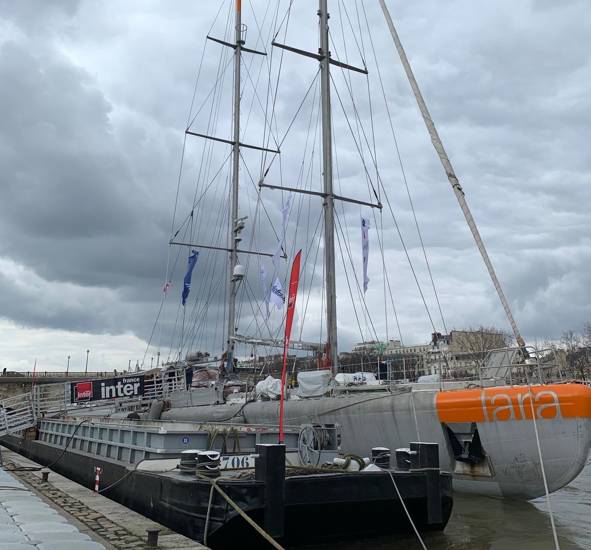 CNR_Officiel's tweet photo. En direct de la goélette @TaraOcean_ pour l’émission #radio « La terre au carré » #LaTAC diffusée sur @franceinter avec Elisabeth Ayrault, PDG de CNR, pour parler de la pollution plastique des rivières et des fleuves. #fleuvesansplastique #TransitionEcologique #DD https://t.co/bnLrnLkYcU
