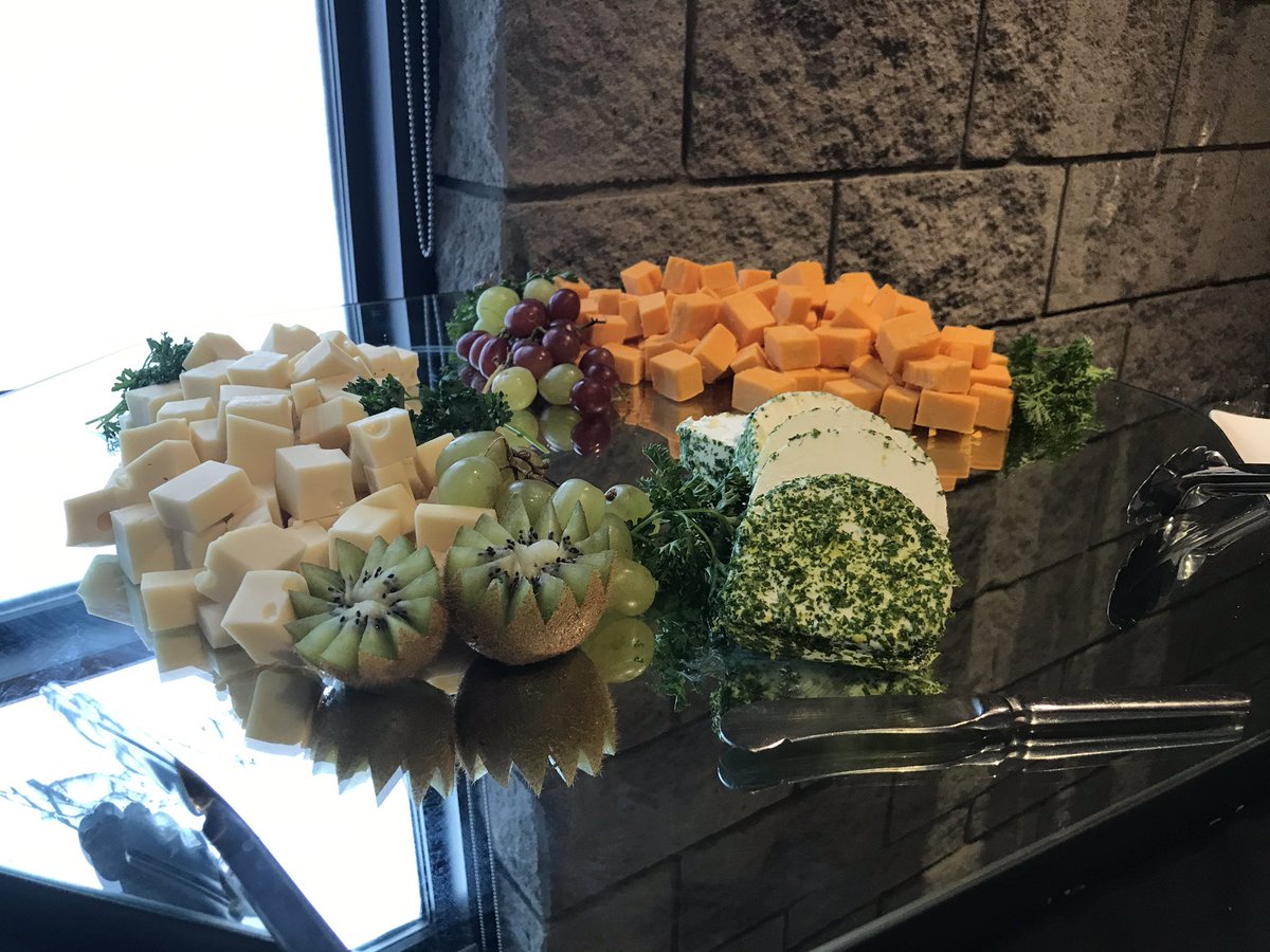 AlgonquinColleg's tweet photo. We welcome all to another Algonquin College HLE Breakfast, with today’s meal provided by @ACHospTourism students! We can’t think of a better way to end the week. 🥓 🍳 #ACHLE #ONHealth https://t.co/61LqeI7NkK