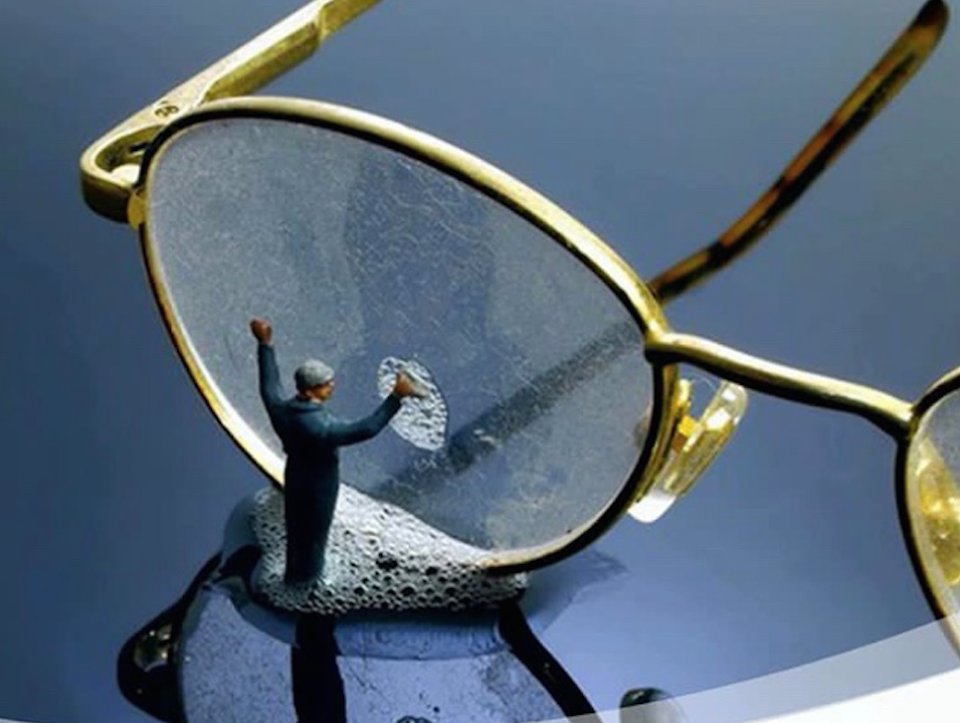 hoyalensfrance's tweet image. Le #Coronavirus  se transmet aussi par les yeux. Lavez vos lunettes à l&apos;eau tiède et une goutte de savon doux. Séchez avec une chiffonnette adaptée. Lavez vos mains au savon (30&apos;&apos;) et les surfaces touchées. Usez du gel hydro-alcoolisé. #innovationforvision #cestvousquivoyez